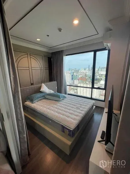 公寓 出售在Ratchathewi, Bangkok - 温馨卧室，内置衣柜，宽大窗户可观赏曼谷天际线。