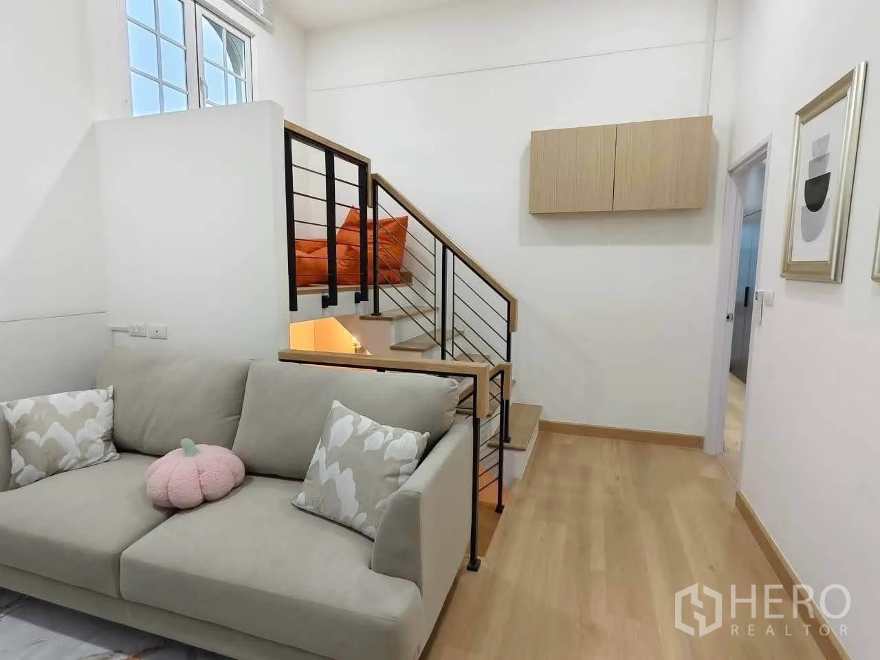 บ้านเดี่ยว for rent in Bang Phli, Samut Prakan - มุมมองอีกด้านของห้องนั่งเล่น เห็นโซฟาและบันได.