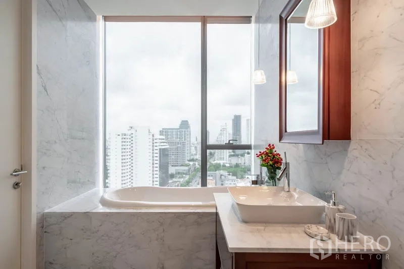 คอนโด ให้เช่าหรือขายในWatthana, Bangkok - ห้องน้ำพร้อมอ่างอาบน้ำหินอ่อนและหน้าต่างบานใหญ่ชมวิวเมืองกรุงเทพฯ