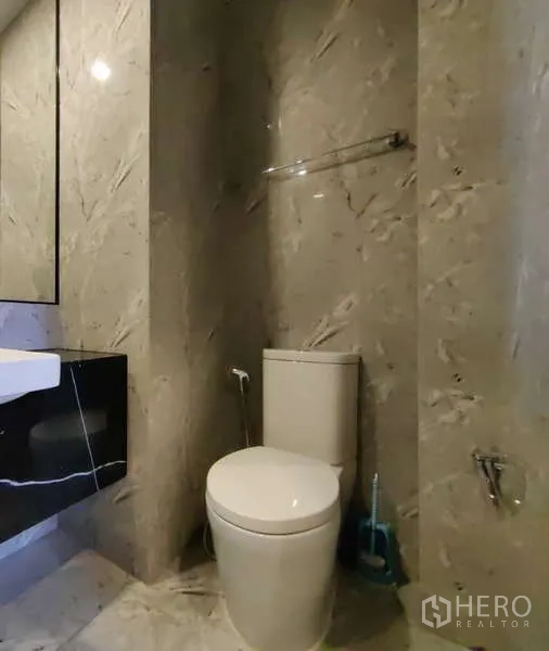 คอนโด ให้เช่าในWatthana, Bangkok - ห้องน้ำตกแต่งลายหินอ่อน พร้อมโถสุขภัณฑ์และเคาน์เตอร์อ่างล้างหน้าแบบลอยตัวสีดำ