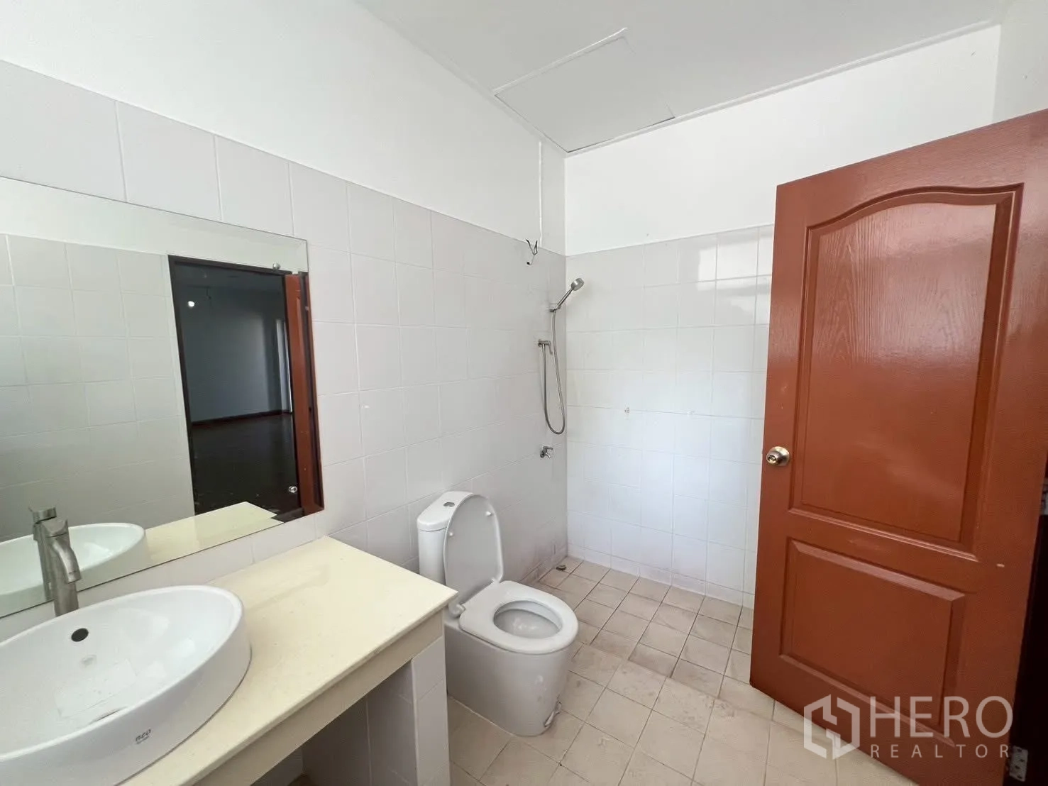 บ้านเดี่ยว for rent in Watthana, Bangkok - ห้องน้ำปูกระเบื้อง มีอ่างล้างหน้า โถสุขภัณฑ์ และมุมอาบน้ำแบบฝักบัว