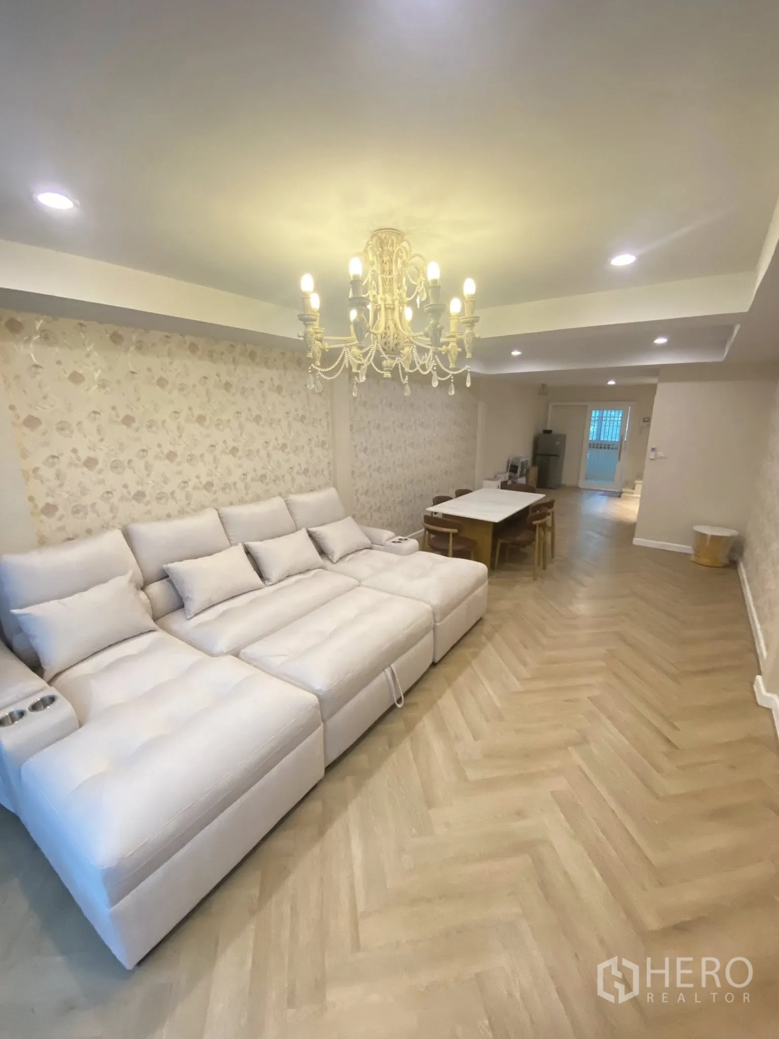 家庭办公室 for rent in Pathum Wan, Bangkok - 开放式客餐厅，鱼骨拼木地板、水晶吊灯与大尺寸沙发。