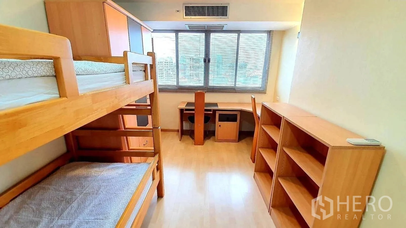 公寓 for rent in Khlong Toei, Bangkok - 次卧设上下铺、学习书桌、书架与宽窗。