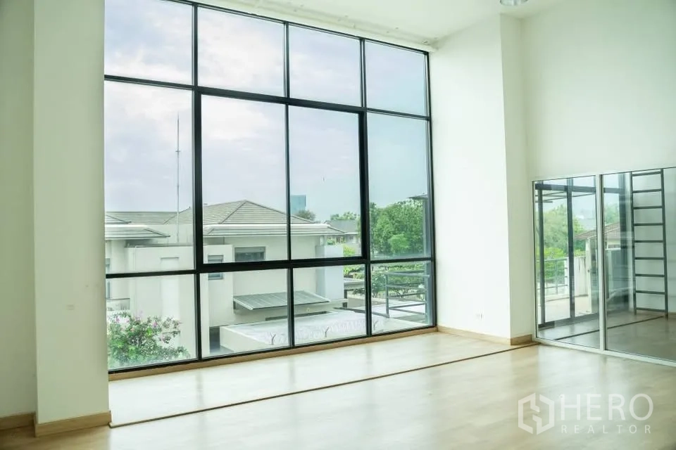 家庭办公室 for rent in Prawet, Bangkok - 挑高房间，落地窗与镜面玻璃隔断。