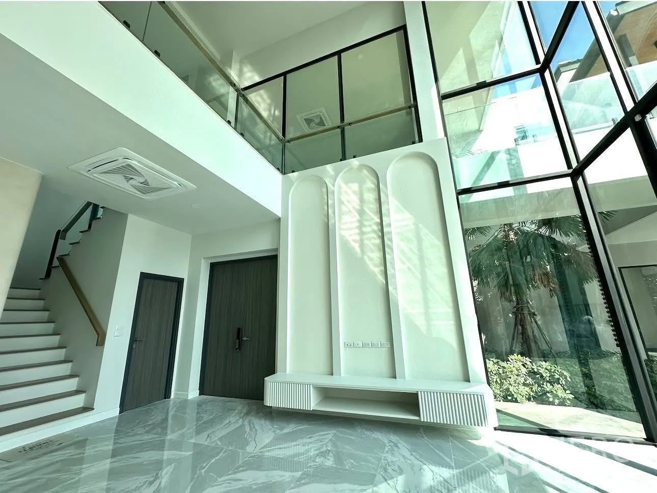 บ้านเดี่ยว for sale in Bang Khen, Bangkok - ห้องนั่งเล่นเพดานสูงสองชั้น ผนังกระจกเต็มบานและราวกระจกชั้นลอย