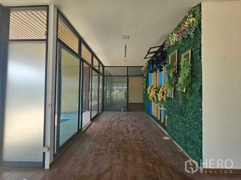 สำนักงานที่บ้าน ให้เช่าในPrawet, Bangkok - โถงหน้าล็อบบี้ ผนังกระจกเต็มบานและผนังสวนแนวตั้ง