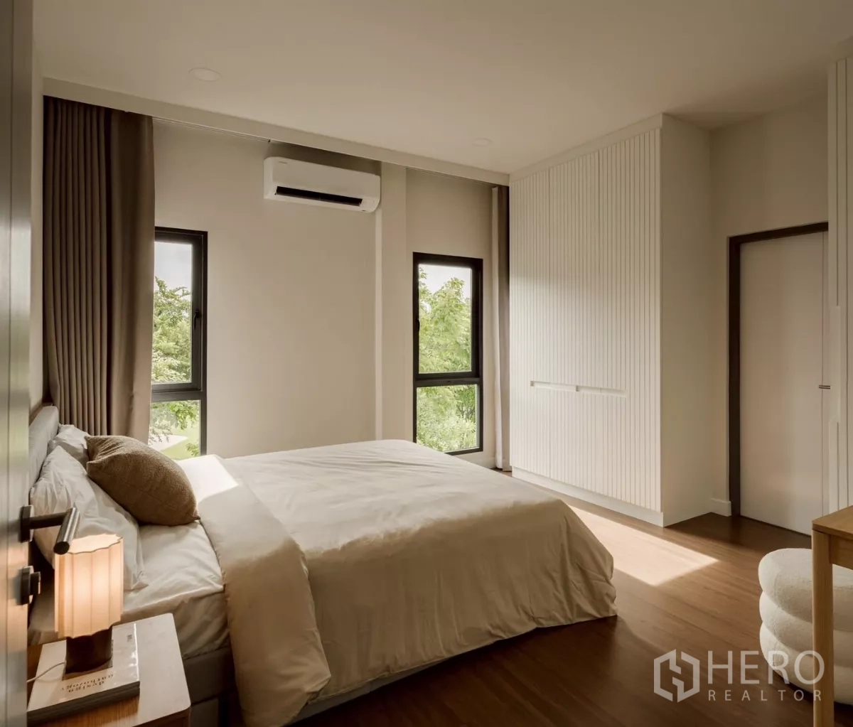 บ้าน ให้เช่าในBang Phli, Samut Prakan - ห้องนอนรับแสงธรรมชาติ เตียงคู่ ตู้เสื้อผ้า และหน้าต่างมุม