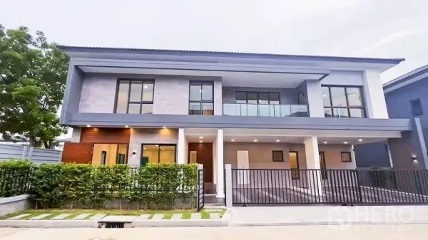 Detached House for sale in Bang Phli, Samut Prakan - Modern two‑storey detached house exterior with balcony, gated carport and hedges in Bang Phli