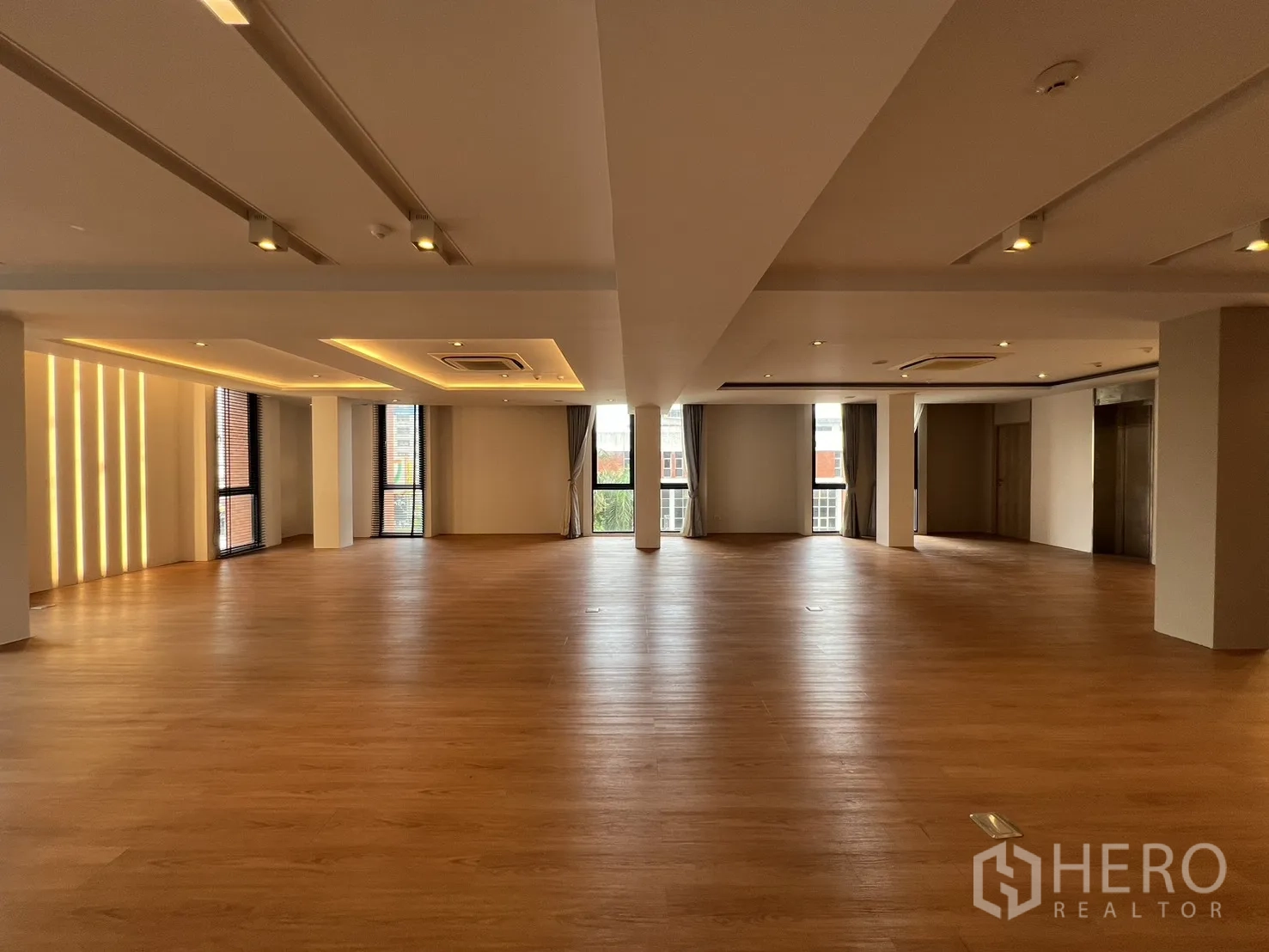 Retail Space for rent in Khlong Toei, Bangkok - Open-plan level with elevator doors and wide windows.