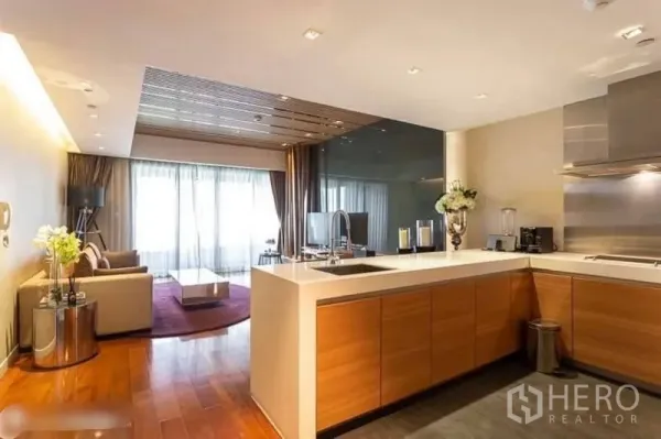 คอนโด ให้เช่าในYan Nawa, Bangkok - โซนรับแขกแบบเปิดโล่งเชื่อมครัวไอส์แลนด์ ตู้บิวท์อินไม้ เคาน์เตอร์หิน และประตูกระจกรับแสงธรรมชาติ