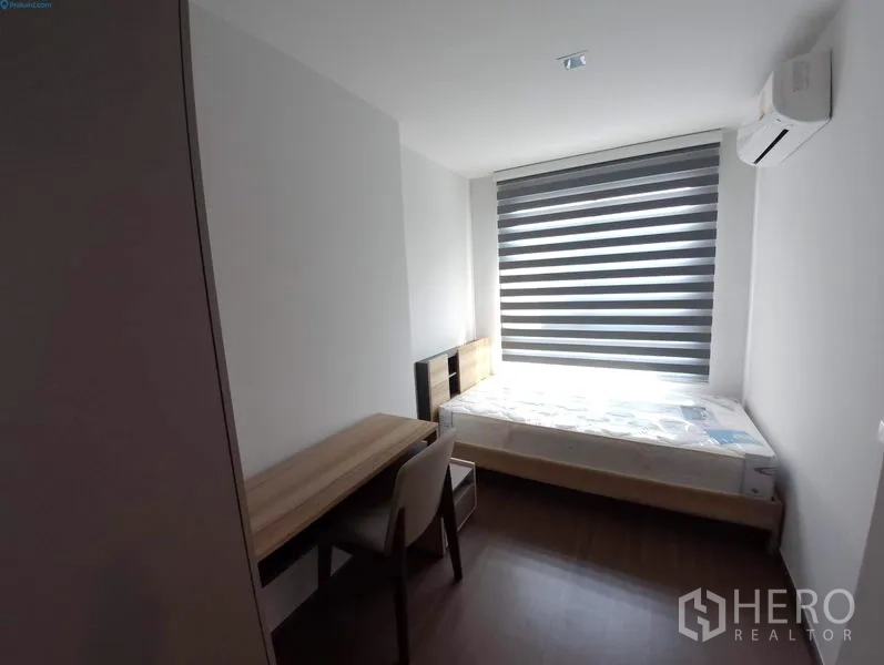 Condominium for rent in Phra Khanong, Bangkok - Compact second bedroom with single bed, study desk, air-conditioner and zebra blinds.