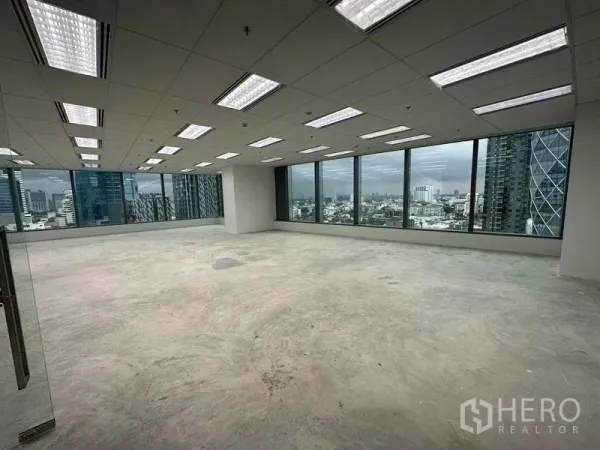 办公空间 出租 - 开放式角落办公室，吊顶灯光与环幕窗，俯瞰曼谷天际线。