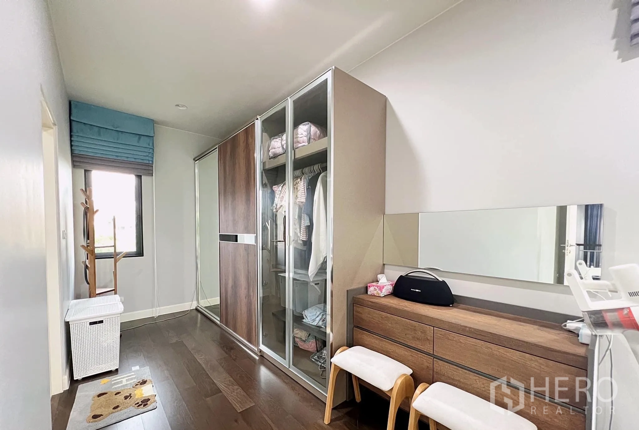 Detached House for rent or sale in Lam Luk Ka, Pathum Thani - Walk-in dressing area with sliding wardrobes and vanity.