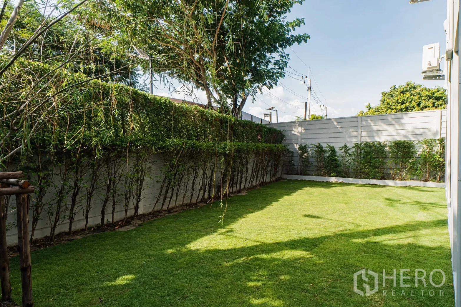 Detached House for rent or sale in Prawet, Bangkok - Shaded garden lawn with mature tree and hedges