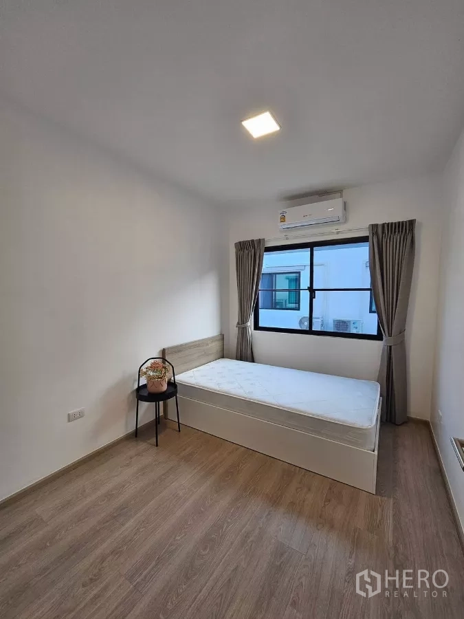 联排别墅 出租在Bang Phli, Samut Prakan - 第三卧室，单人床、窗户与简约装饰