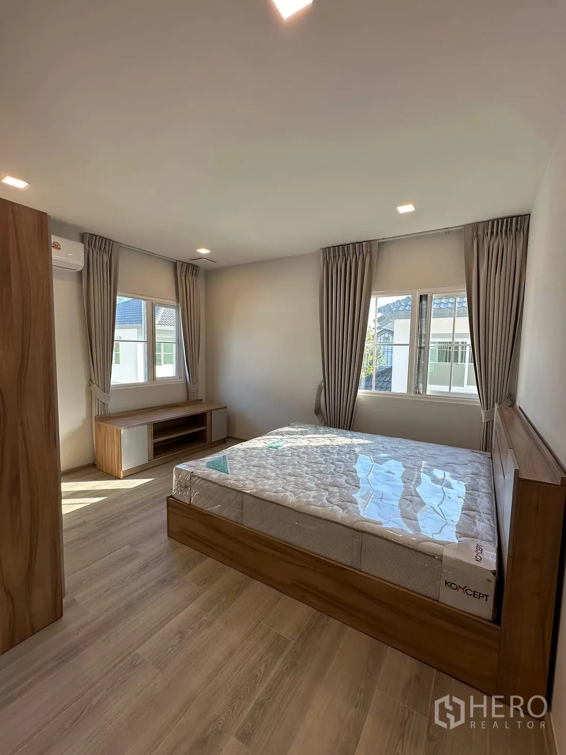 独栋房屋 for rent in Bang Phli, Samut Prakan - 卧室另一角度，采光佳与大窗户。