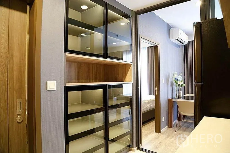 公寓 出租在Huai Khwang, Bangkok - 公寓走廊带玻璃柜，通向用餐角和卧室。
