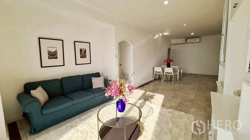 公寓 for rent in Watthana, Bangkok - 开放式客餐厅，配沙发、地毯与茶几。