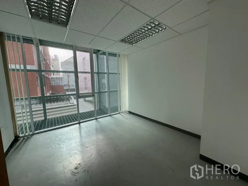办公空间 出租 - 空置房间，整面落地窗与外侧平台，便于自由规划。
