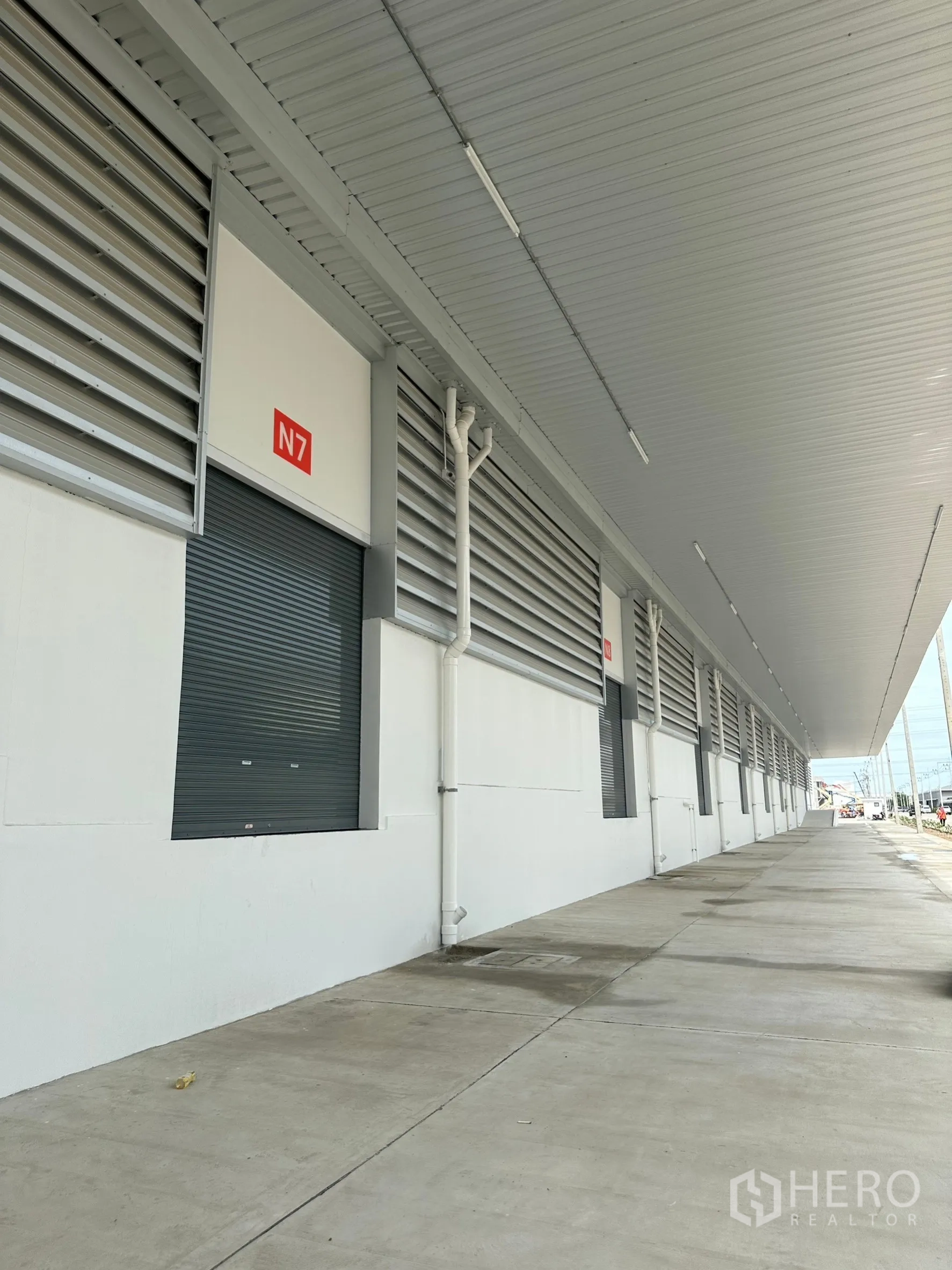 工厂 出租在Khlong Luang, Pathum Thani - 长走道与多处装卸口，标识N7与N8清晰可见。