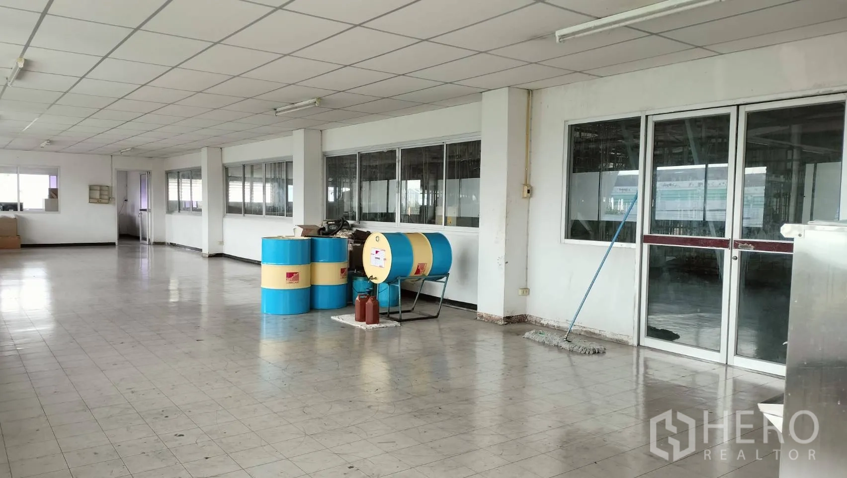 โรงงาน for rent in Lat Krabang, Bangkok - ชั้นสำนักงานปูกระเบื้อง กั้นห้องกระจก ประตูบานเลื่อน และถังเก็บของ.