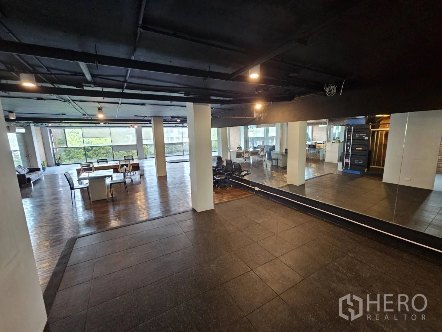办公空间 出租在Watthana, Bangkok - 镜面墙对向开放办公区，配服务器柜、座位区与大窗。