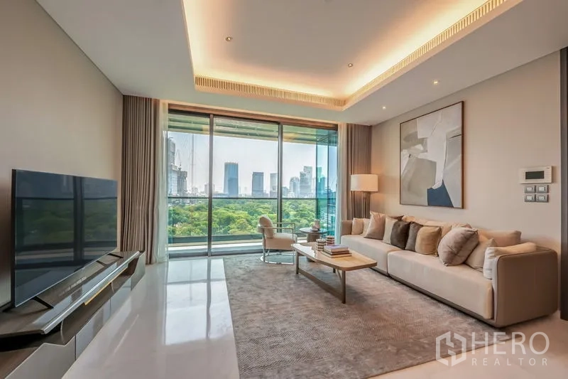 公寓 出租或出售在Pathum Wan, Bangkok - 宽敞客厅带电视墙与全景公园景观