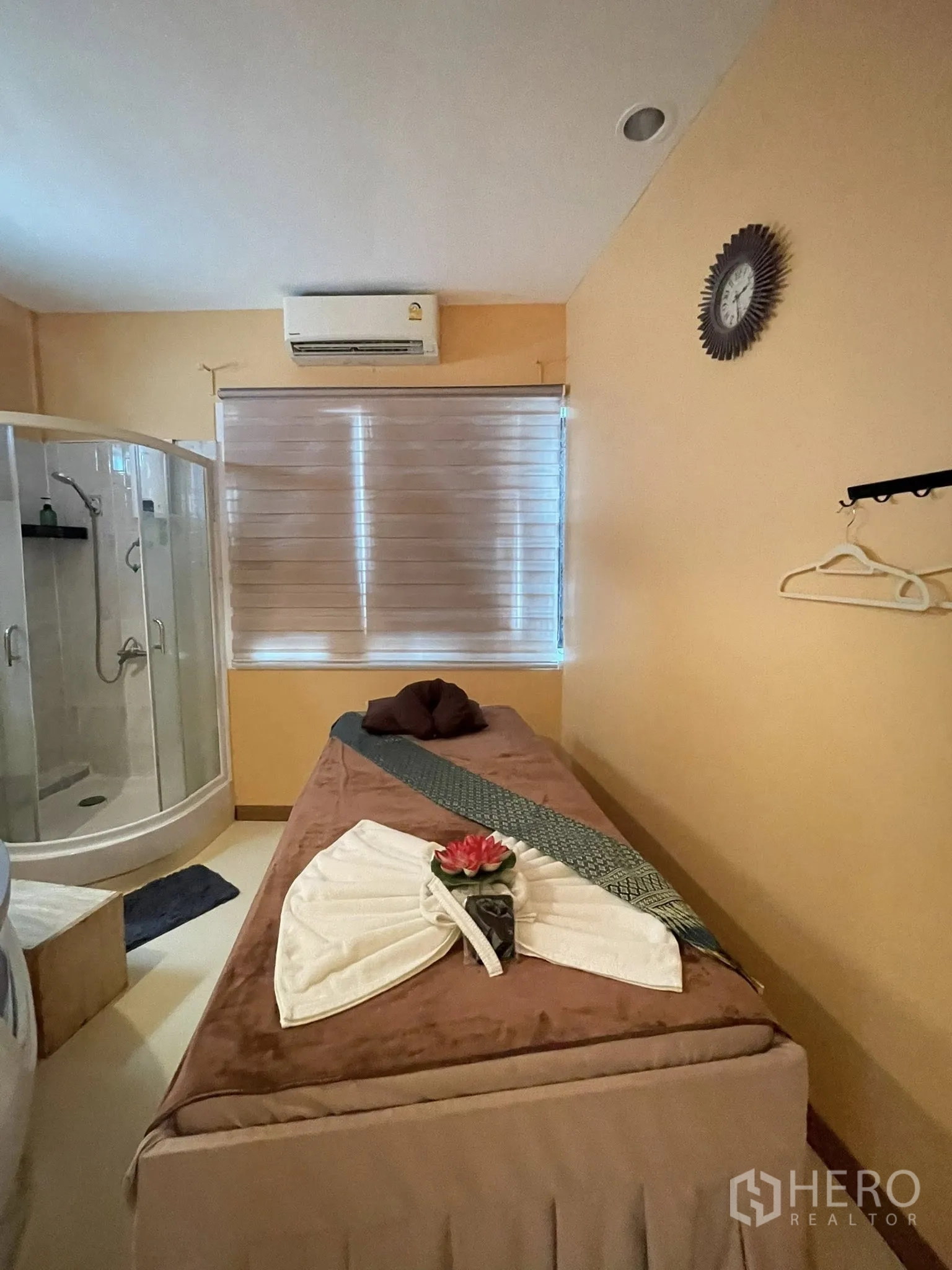 零售空间 for rent in Lat Phrao, Bangkok - 温馨理疗室，配淋浴房、空调与窗帘百叶。