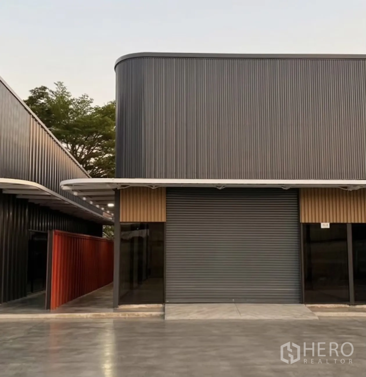 โกดัง for rent in Suan Luang, Bangkok - ด้านหน้าโกดังสมัยใหม่ ผนังลอน ประตูม้วน และทางเดินมีชายคา