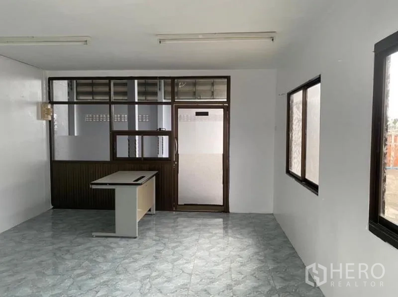 货栈 出租在Mueang Rayong, Rayong - 明亮的办公室，玻璃隔断与多窗，摆放办公桌。