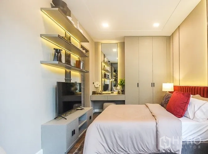 独立式住宅 出租或出售在Prawet, Bangkok - 温馨卧室，墙面置物架、电视与内置衣柜