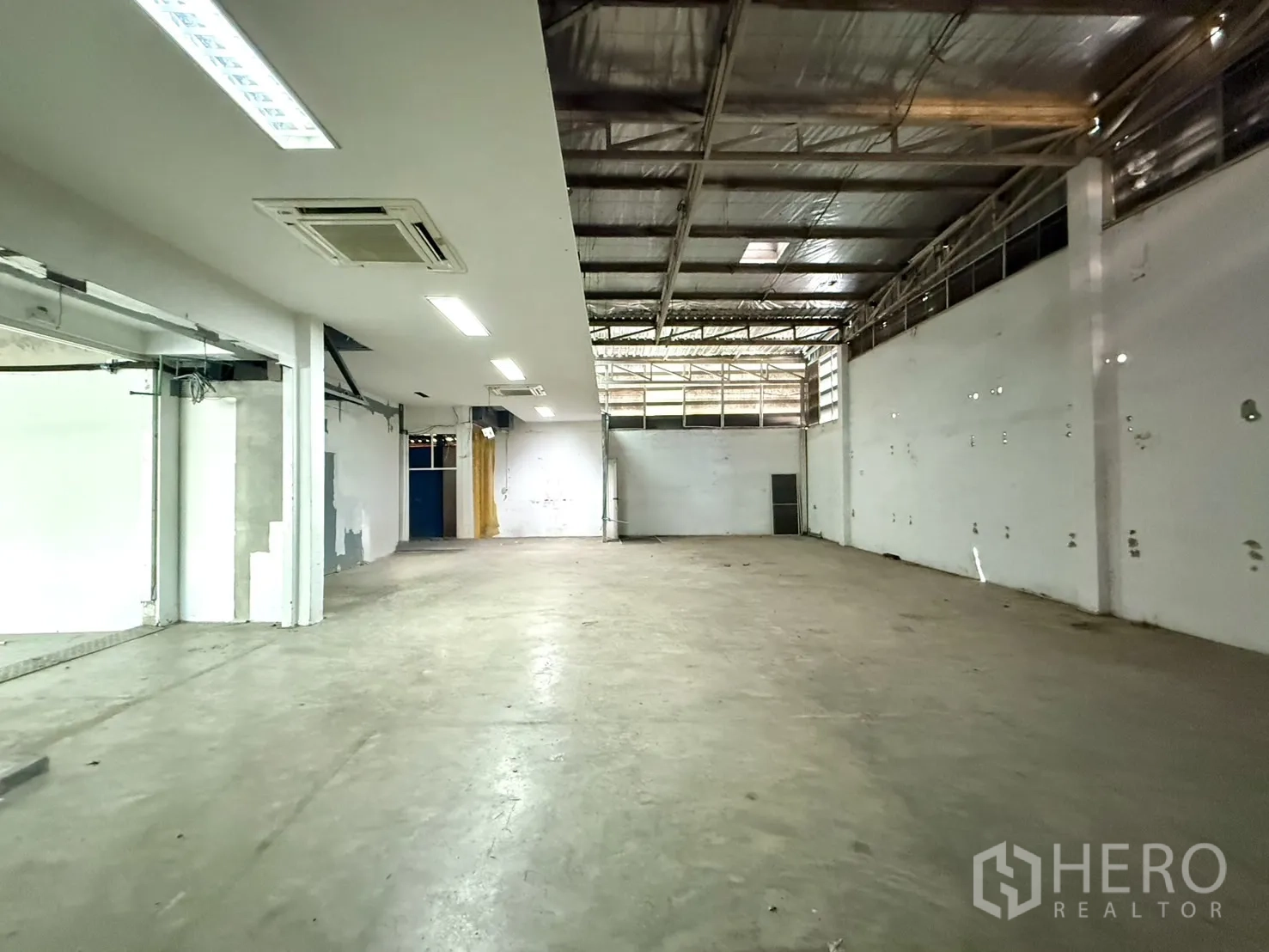办公空间 出租在Bueng Kum, Bangkok - 仓库内部，约4.7米挑高，照明与空调齐全