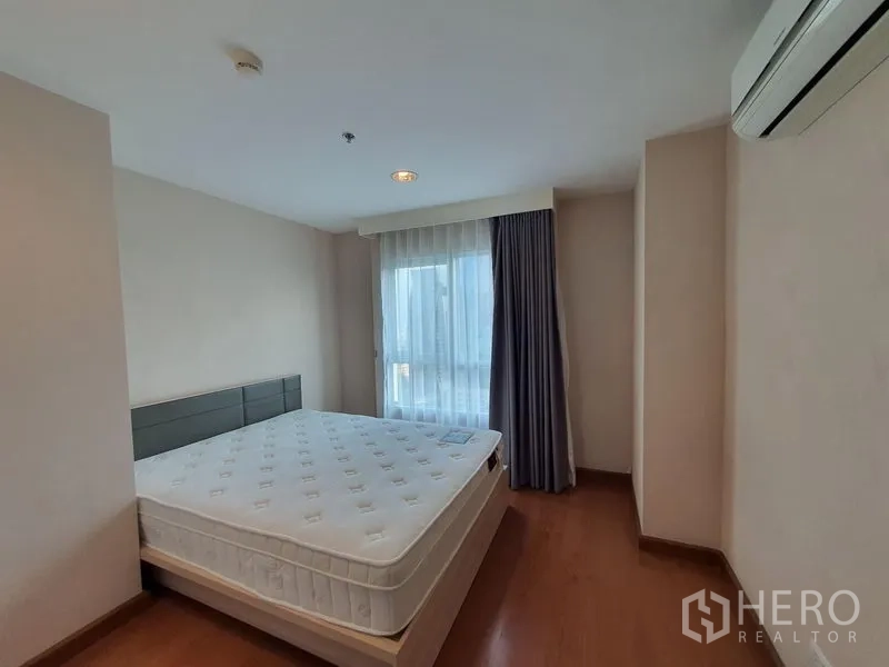 คอนโด ให้เช่าในHuai Khwang, Bangkok - ห้องนอนใหญ่สว่าง พื้นไม้ เตียงควีน แอร์ และประตูระเบียง ในคอนโดห้วยขวางใกล้ MRT พระราม 9