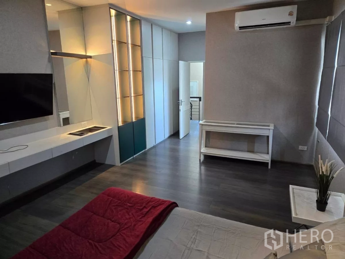 บ้าน ให้เช่าหรือขายในBang Phli, Samut Prakan - ห้องนอนเพิ่มเติม ตกแต่งมินิมอล มีชั้นข้างเตียงและพื้นไม้