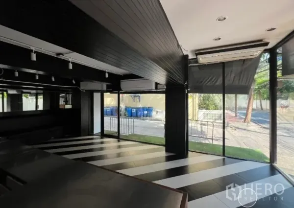 Retail Space for rent in Bang Rak, Bangkok - Open-plan shop area with floor-to-ceiling windows and black ceiling.