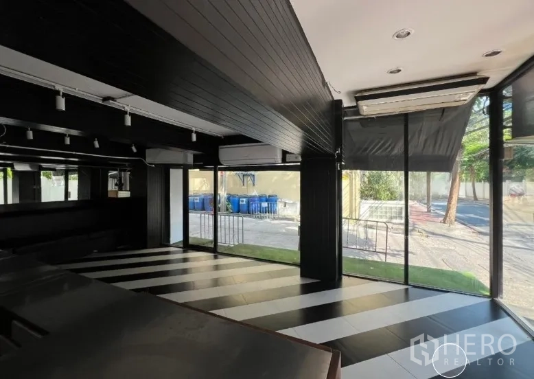 Retail Space for rent in Bang Rak, Bangkok - Open-plan shop area with floor-to-ceiling windows and black ceiling.