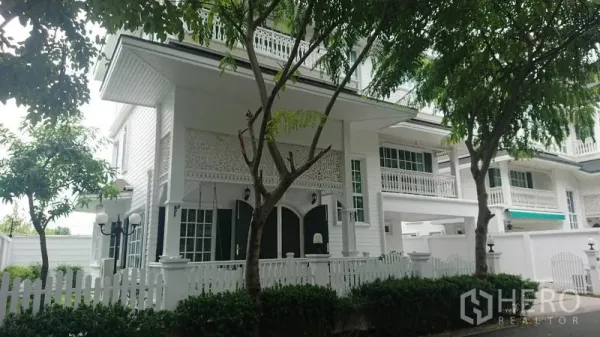 บ้าน ให้เช่าในMueang Samut Prakan, Samut Prakan - บ้านเดี่ยวสีขาวสามชั้น รั้วไม้ระแนง ระเบียง และต้นไม้ริมถนนเงียบสงบ