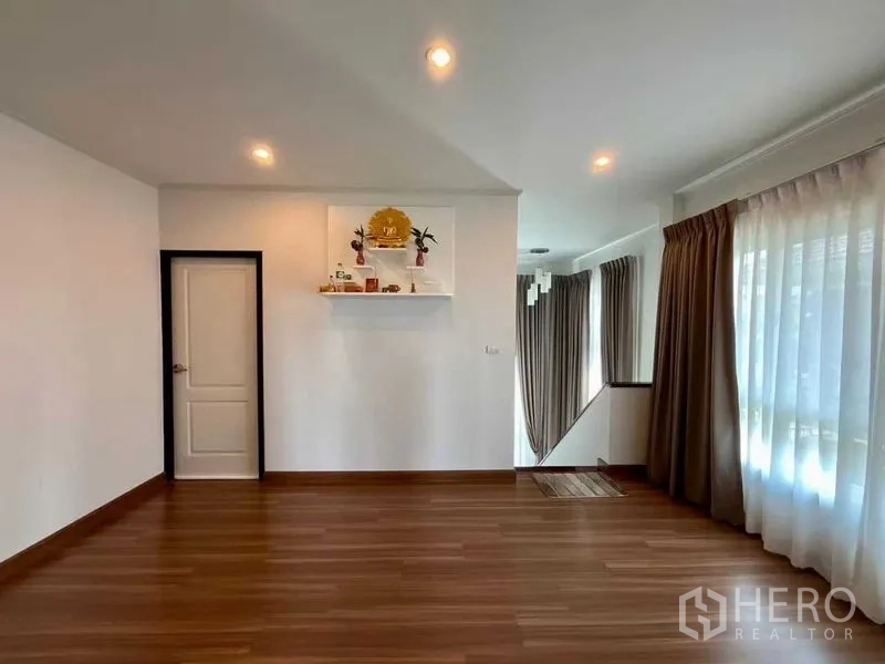 บ้าน ขายในBang Sao Thong, Samut Prakan - โถงชั้นบนพื้นไม้ หน้าต่างบานใหญ่ และชั้นวางผนัง