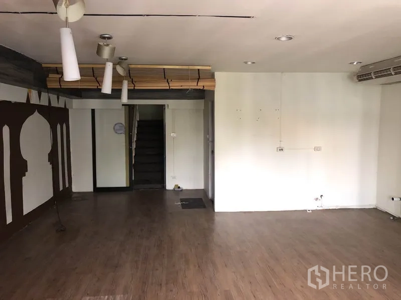 带办公室的家 出租或出售在Huai Khwang, Bangkok - 楼上房间，木地板、顶灯、空调与楼梯通达。