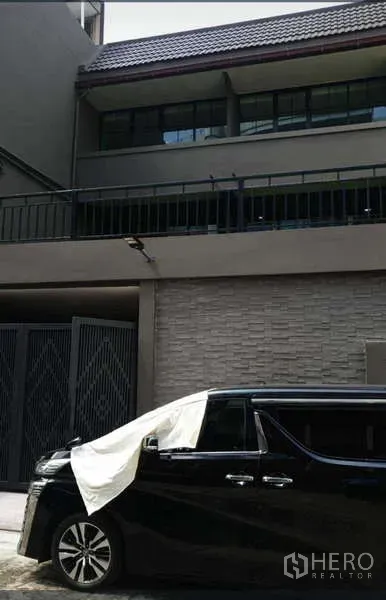 Home Office for rent in Khlong Toei, Bangkok - Modern multi-storey home office facade with gated parking on Sukhumvit.