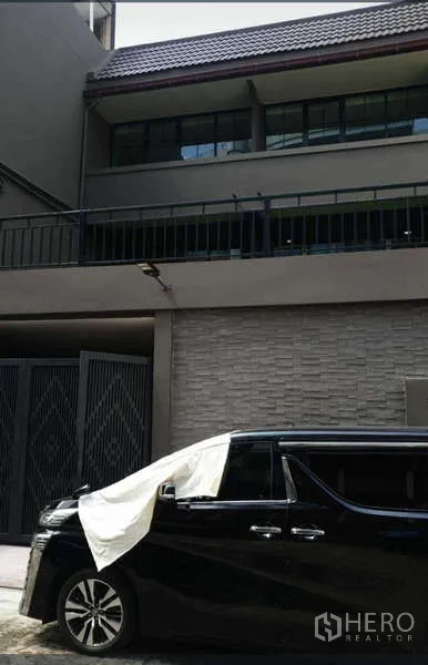 Home Office for rent in Khlong Toei, Bangkok - Modern multi-storey home office facade with gated parking on Sukhumvit.
