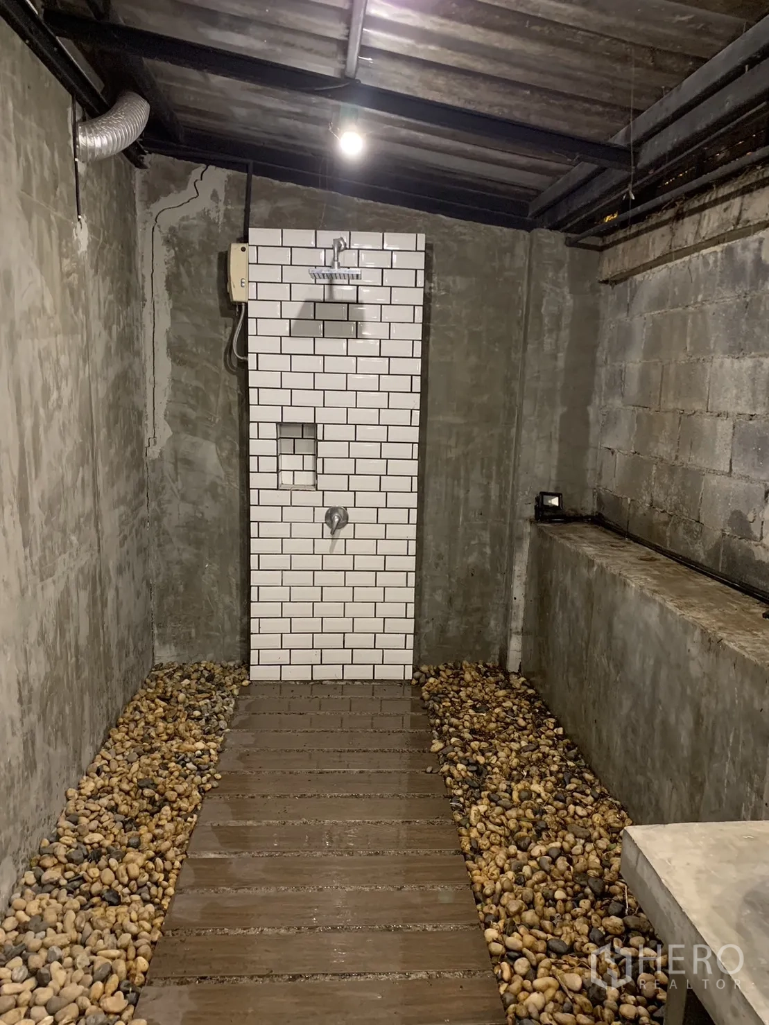联排别墅 出租在Watthana, Bangkok - 半户外淋浴区，白色地铁砖与卵石步道地面。