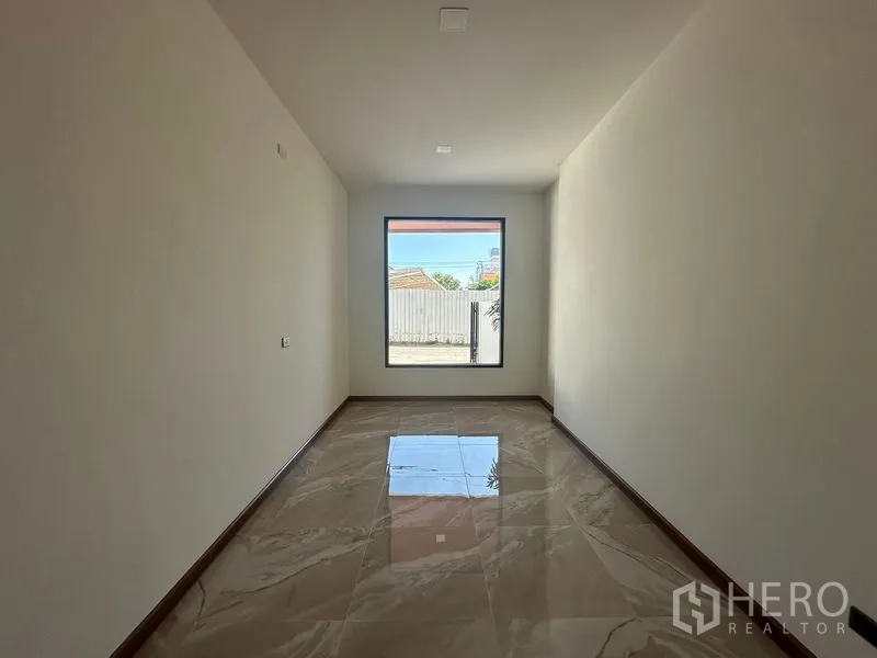 Home Office for rent in Wang Thonglang, Bangkok - Bright front room with a large window and glossy marble-look floor overlooking the entry gate.