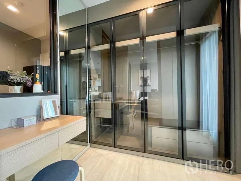 Condominium for rent in Pathum Wan, Bangkok - Bedroom dressing area with mirrored glass wardrobes and makeup desk