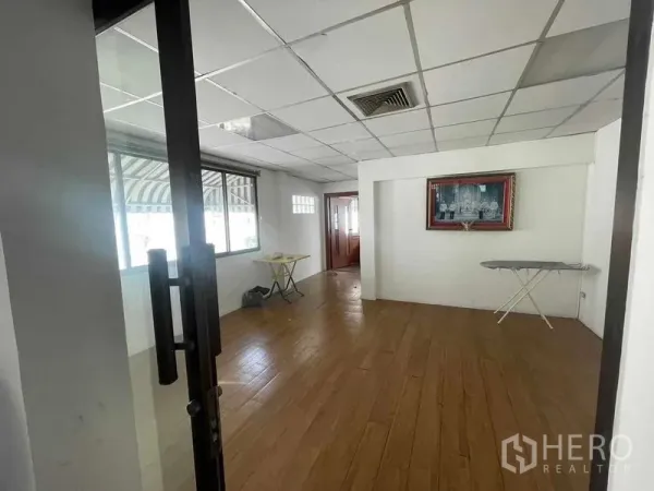 店屋 出租在Phaya Thai, Bangkok - 阿里商铺房内明亮的楼层，木地板与吊顶，配大窗户。