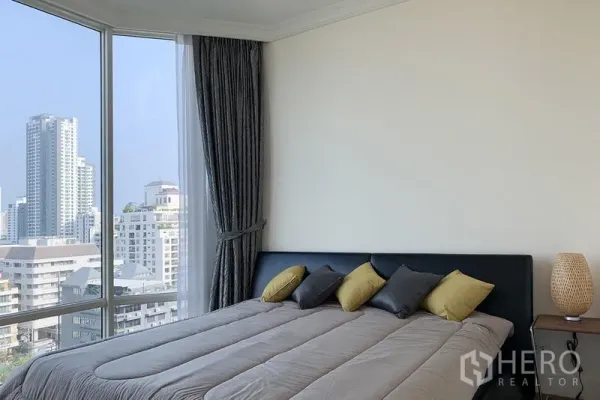 公寓 出租在Watthana, Bangkok - 转角主卧，落地窗环景，可观城市天际线。