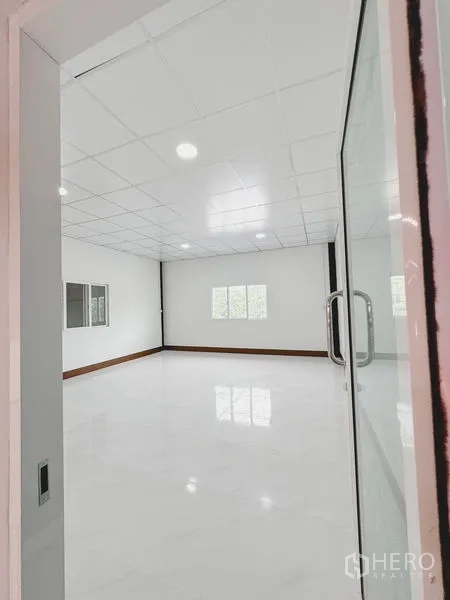 货栈 出租或出售在Khlong Luang, Pathum Thani - 明亮办公室，白色瓷砖地、吊顶灯与窗户。