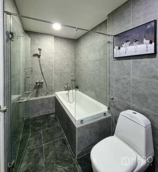 公寓 出售在Watthana, Bangkok - 第二卫浴，设浴缸与独立淋浴，灰色瓷砖