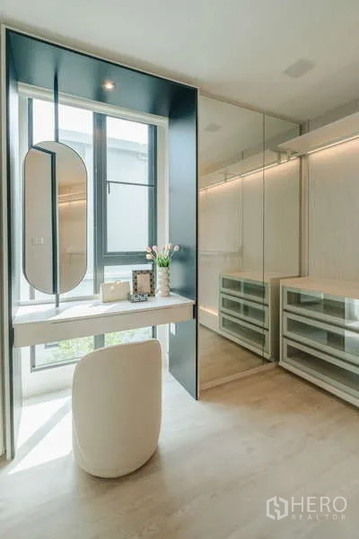 Detached House for rent in Saphan Sung, Bangkok - Vanity room with oval mirror, built-in desk, and natural light.