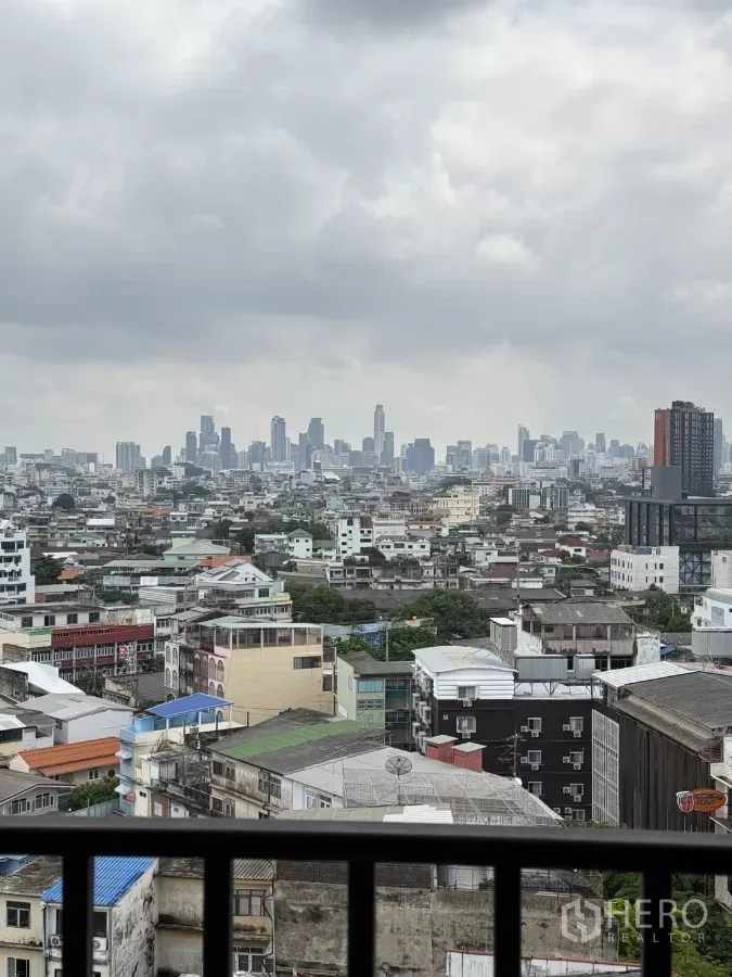 公寓 出租在Khlong Toei, Bangkok - 高层阳台望向曼谷天际线的城市景观，阴天。